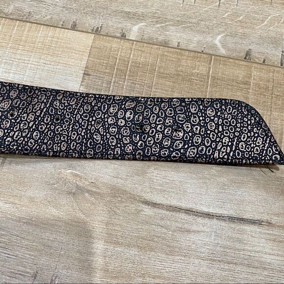 VINTAGE 80s Gold Embossed Waist Belt Bow & Buttons - Picture 4 of 11